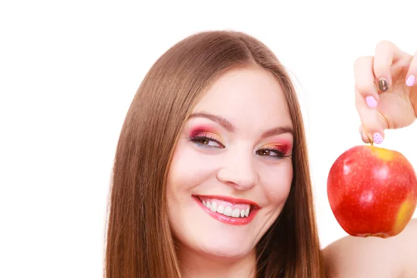 Mujer encantadora chica colorido maquillaje sostiene fruta de manzana — Foto de Stock