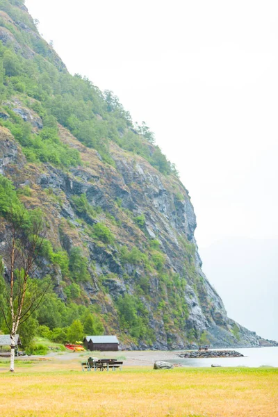 Picknick plats bord och bänkar nära fjorden i Norge, — Stockfoto