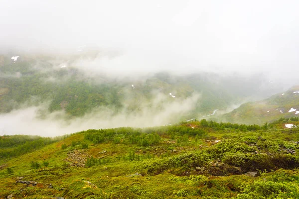 Montagnes brumeuses en Norvège — Photo