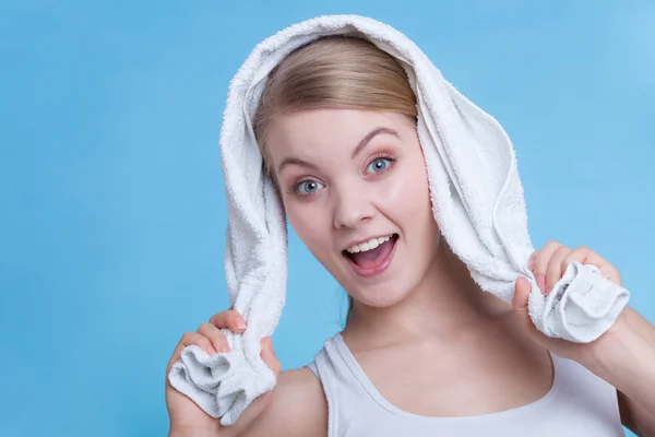 Женщина с полотенцем на плечах улыбается — стоковое фото