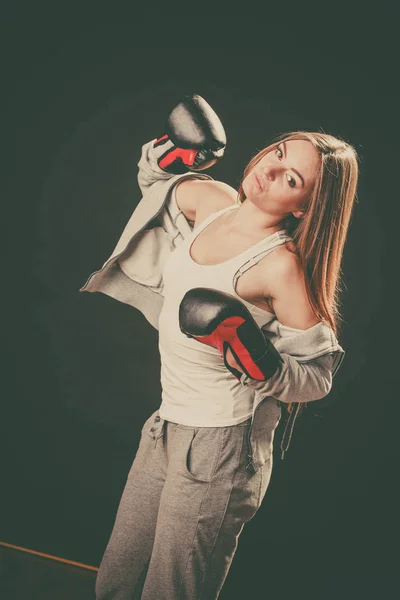 Donna con i guanti da boxe indossare abbigliamento sportivo . — Foto Stock