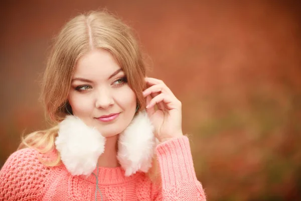 Lächelnde Dame mit Ohrenschützern. — Stockfoto