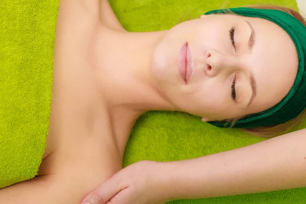 Mulher recebendo massagem facial tradicional em esteticista — Fotografia de Stock