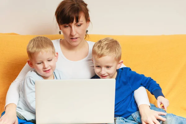 两个小男孩和母亲使用笔记本电脑 — 图库照片