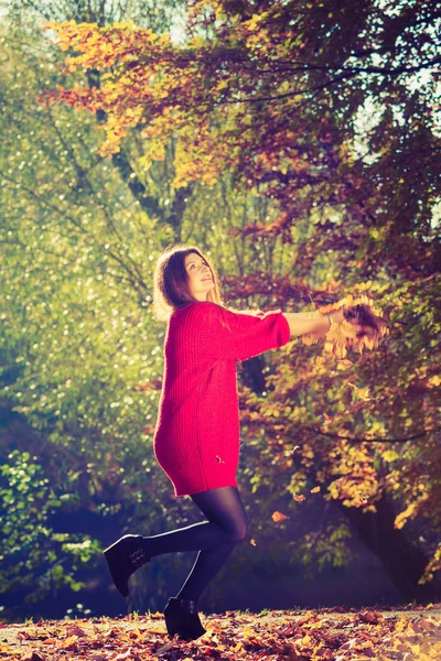 Ung flicka med gyllene löv. — Stockfoto