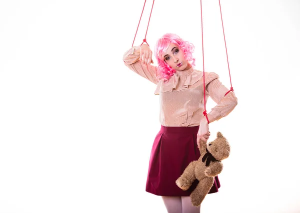 Kobieta dziewczyna stylizowane jak marionetka marionetka na sznurku — Zdjęcie stockowe