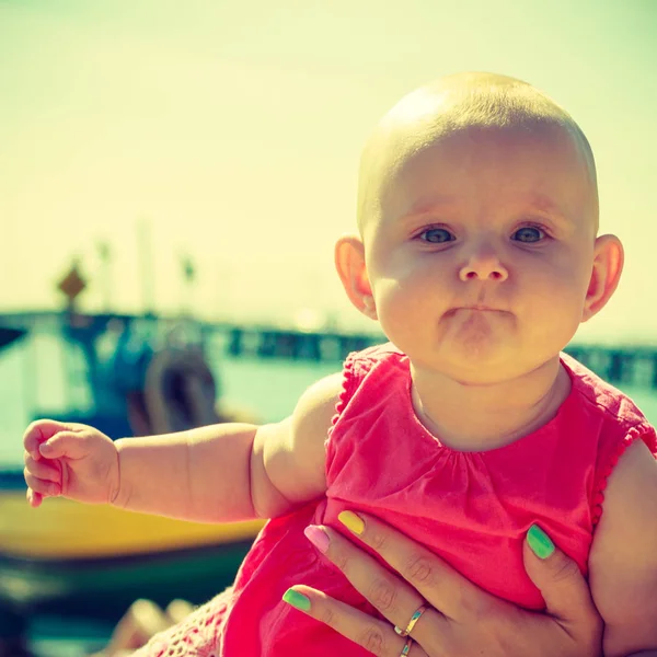 Kleine baby in dame hand op zomer — Stockfoto