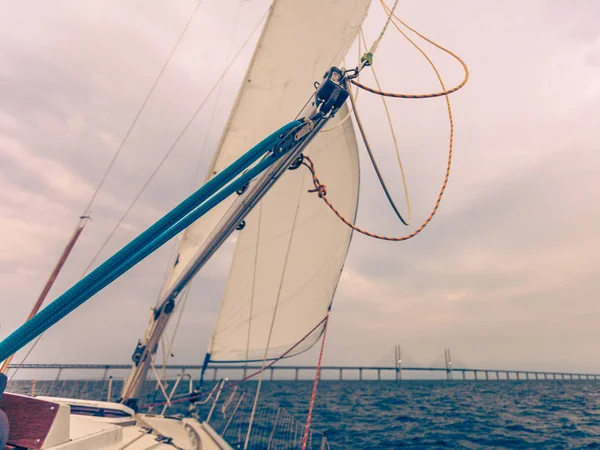Jacht en Øresund brug tussen Denemarken Zweden — Stockfoto