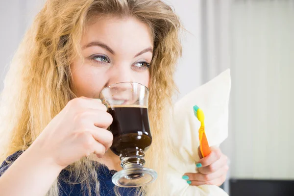 Funny woman being late drinking coffee — Stock Photo, Image