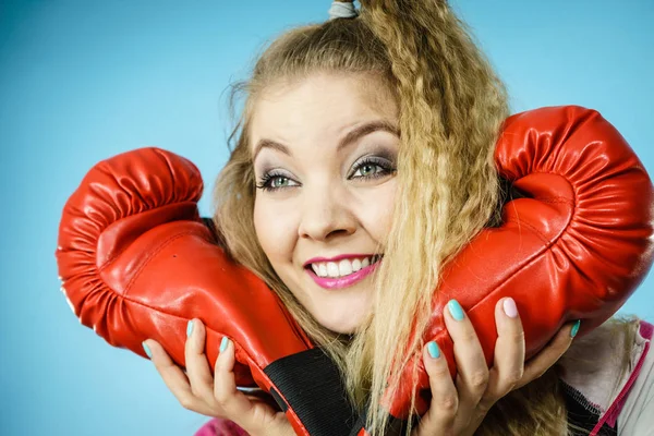 Menina engraçada em luvas vermelhas jogando boxe esportes — Fotografia de Stock
