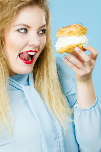 Смішна жінка тримає вершковий пиріг — стокове фото