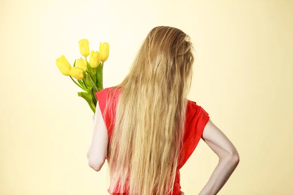 Mujer usando vestido sosteniendo tulipán —  Fotos de Stock