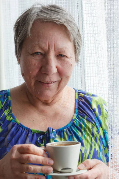 老年妇女喝咖啡 — 图库照片
