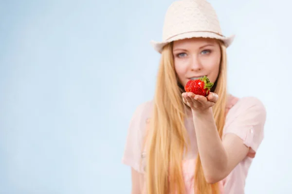 Lycklig kvinna anläggning jordgubbar — Stockfoto