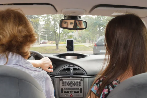 Чоловік і жінка сидять в машині — стокове фото