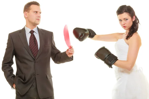 Sposa boxe suo sposo su matrimonio — Foto Stock