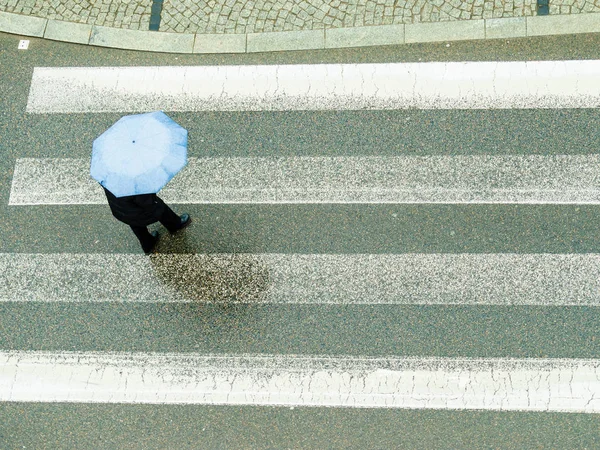 街上人控股伞. — 图库照片