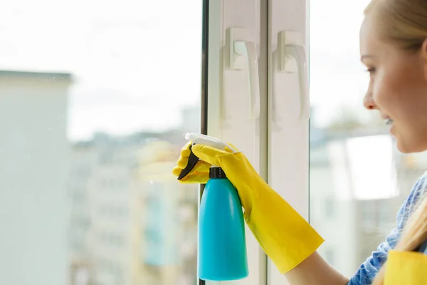 Janela de limpeza da menina em casa usando pano detergente — Fotografia de Stock