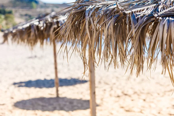 Lehátka slunečníky na pláži — Stock fotografie