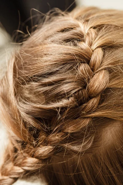 金发蹒跚学步的小女孩把她的发型做完 — 图库照片
