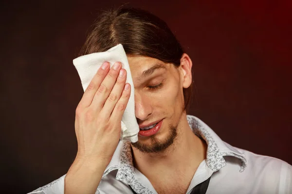 Camarero cansado limpiándose la cara . — Foto de Stock