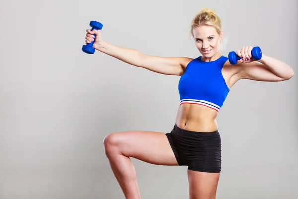 Fit vrouw tillen halters gewichten — Stockfoto