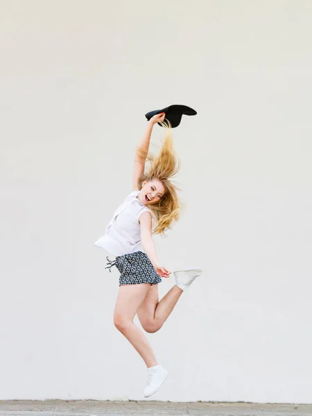 Mujer en ropa de verano saltando con sombrero de sol — Foto de Stock