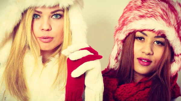 Концепция Модного Зимнего Наряда Две Девушки Блондинка Мулатка Теплой Красно — стоковое фото
