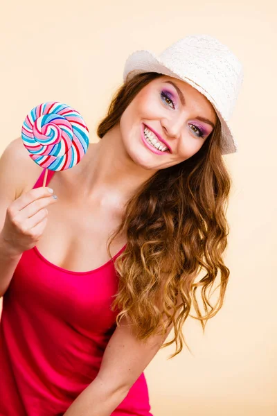 Schöne Frau Mit Rotem Shirt Sommermütze Mit Großen Lutschbonbons Der — Stockfoto