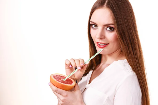 Mulher Atraente Longo Cabelo Menina Colorido Olhos Maquiagem Segurando Toranja — Fotografia de Stock