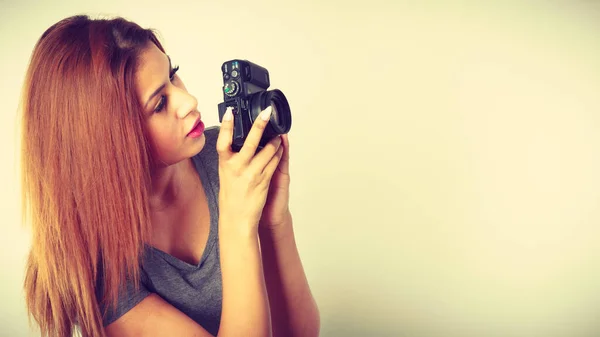 Bevétel mozi-val digitális fényképezőgép barna nő — Stock Fotó