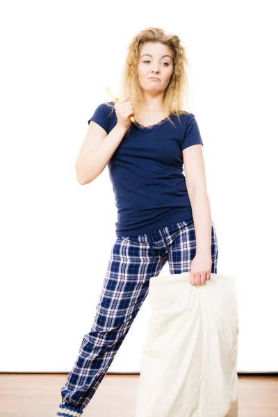Sleepy vrouw dragend pyjama 's — Stockfoto