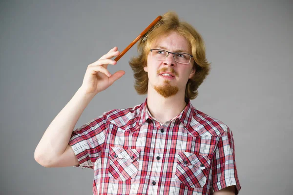 Hombre que tiene problemas con el cepillado del cabello —  Fotos de Stock