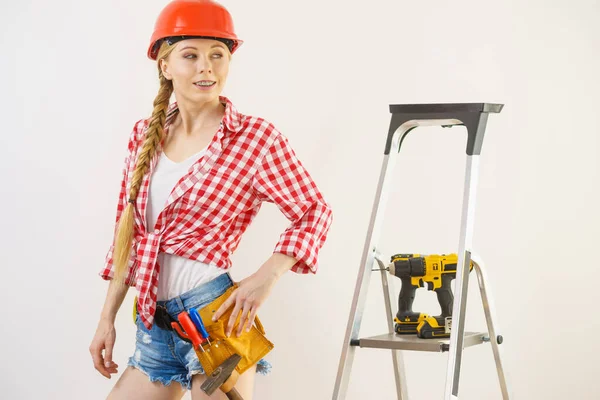 Frau trägt Helm mit Bohrmaschine — Stockfoto