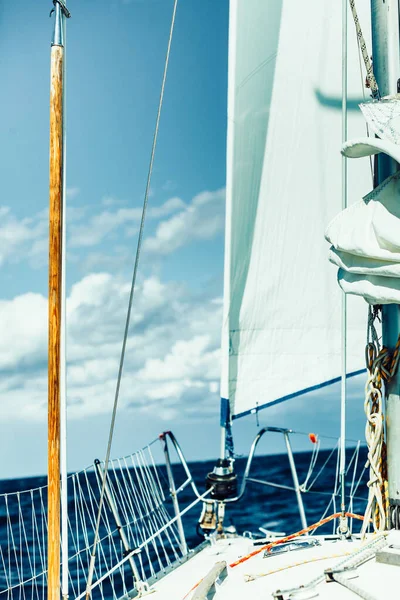 Iatismo em barco à vela durante o tempo ensolarado — Fotografia de Stock