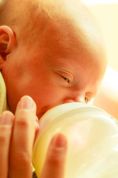 Kis újszülött, eszik, iszik, üveg — Stock Fotó