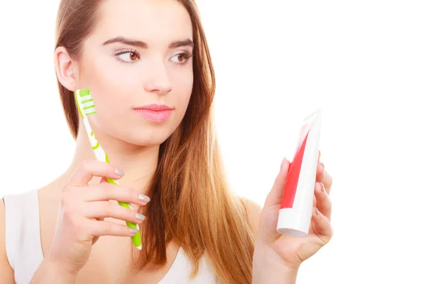 Frau hält Zahnbürste und Zahnpasta in der Hand — Stockfoto