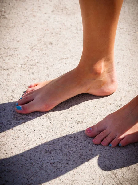 Woman standing barefoot outdoor — Stock Photo, Image