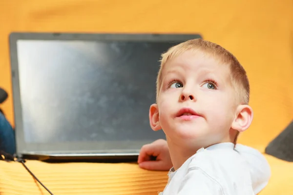 Kleiner Junge mit Laptop beim Spielen — Stockfoto