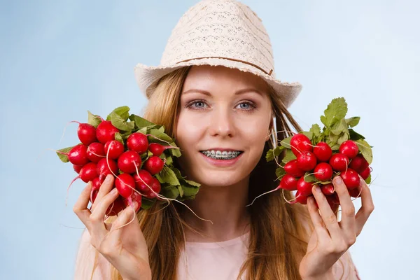 Glückliche Frau gibt Rettich — Stockfoto