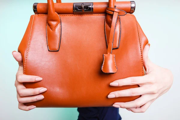 Donna in possesso di borsa in pelle marrone. — Foto Stock