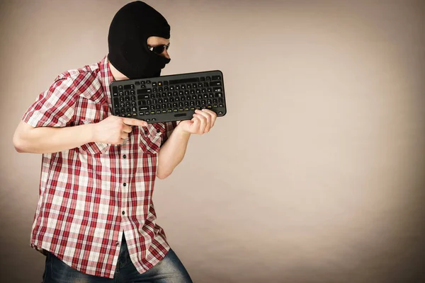 Man dragen balaclava bedrijf toetsenbord — Stockfoto