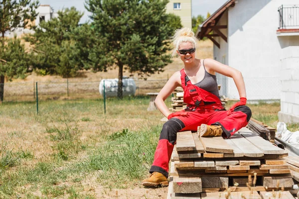 Frau macht Pause auf Baustelle — Stockfoto
