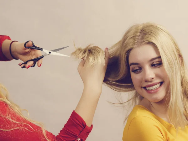 Mulher com tesoura pronta para cortar o cabelo — Fotografia de Stock