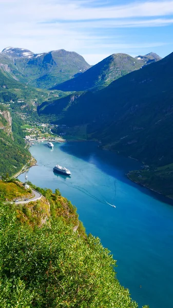 Fjord Geirangerfjord s trajektem, Norsko. — Stock fotografie