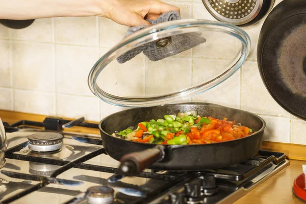 Legumes picados na frigideira — Fotografia de Stock