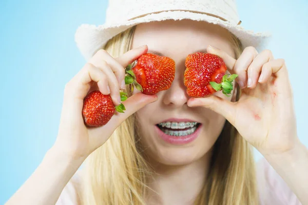 Jeune femme aux fraises fraîches — Photo