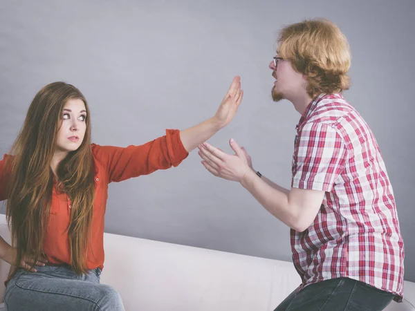 Man tigger om förlåtelse hans kvinna — Stockfoto