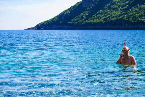 Hombre con tubo de snorkel en el mar —  Fotos de Stock