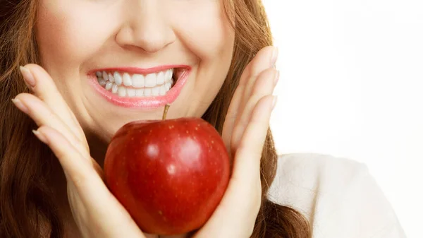 Mujer sostiene fruta de manzana cerca de la cara, aislado — Foto de Stock